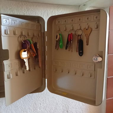 Vendo cenicero, caja de llaves, tapas, espumador, adornos de cocina. - Img 102740381