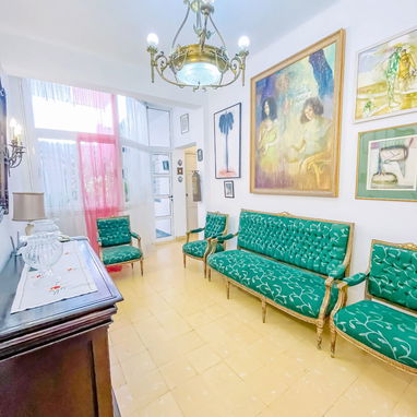🏠 Apartamento de renta en La Habana Vieja. 🛏️ Tiene 3 habitaciones climatizadas. 📱Reservas: +5355149761 - 2/10
