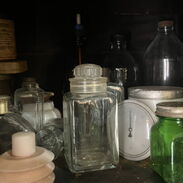 Vendo adornos de vidrio antiguos y botellón de agua antiguo con base - Img 43096354