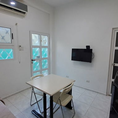 APARTAMENTO RENOVADO EN BAJOS EN VEDADO - Img 114419453