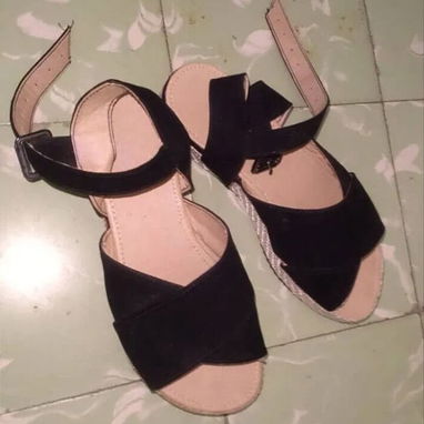 DOS SANDALIAS TALLA 38 VERDE 1200 PESOS Y NEGROS 2000 PESOS PARA EMPEINE ANCHO - Img 123379603
