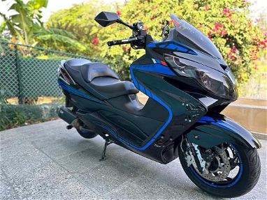 Moto Suzuki Burgman, maxi scooter automática - Img 67428210