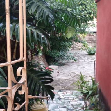 Se alquila casa grande de 4 habitacion 2 ban̈os, 2 cocinas puerta calle - 9/10