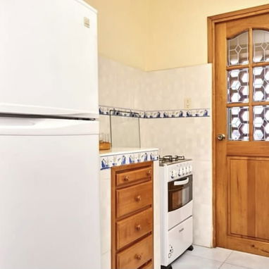 APARTAMENTO DE 3 HABITACIONES Y 2 BAÑOS EN EL VEDADO CON RESPALDO ENERGÉTICO - Img 122905828