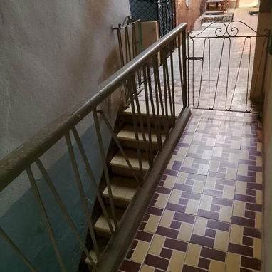 Vendo Apartamento de 2 Dormitorios en 1er. Piso (no planta baja), Balcon frente a y calle y Azotea Libre. Centro Habana. - 2/7