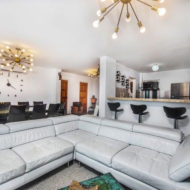 📱 Elegancia y Confort en el Corazón del Vedado: Apartamento en Calzada - Img 115341626