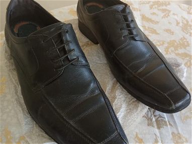 Vendo zapatos negros para hombre ideales para trabajar - Img 68933302