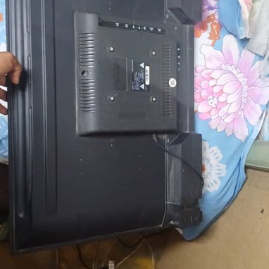 Vendo Smart tv d 32 pulgadas Challenger d uso pero en perfecto estado sin ningún detalle lo doy con los 2 mando 110usd - 2/2