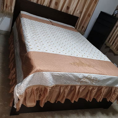 Sobrecama beige y blanca con 2 fundas - 2/3