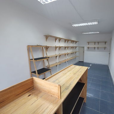 Mostrador de pino hecho a la medida, ideal para puntos de cobro y atención al cliente, con frente cerrado. - Img 115677913