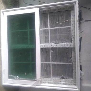 Puerta y ventana blanca de aluminio con cristal - Img 118749268