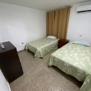 Se RENTA APTO INDEPENDIENTE EN EL VEDADO POR 27 Y N. 53880216 - Img 76824176