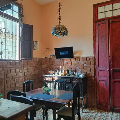 Hermosa casa colonial en Marianao de 4 cuartos. Casa grande. Economica. Con respaldo energético. - 6/10