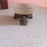 Vendo centro de mesa, adorno, de opalina y las patas son 3 budas de bronce. Verdaderos interesados se ajusta el precio. - Img 56748623