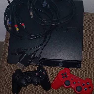 Vendo PS3 Slim Pirateado con 160gb Cable Av 2metros  Con sus 2 mandos originales👌🏻 70usd💵 - 2/5