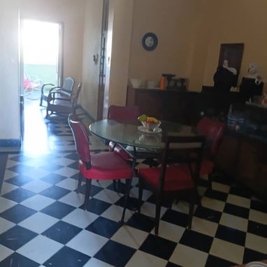 Apartamento en buen estado constructivo en el segundo piso de un edificio capitalista de 4 pisos en el Vedado - 3/10