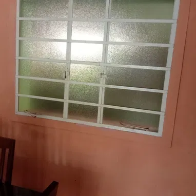 Se montan cristales en puerta y ventanas y se asen reparaciones de masilla - Img 121217015