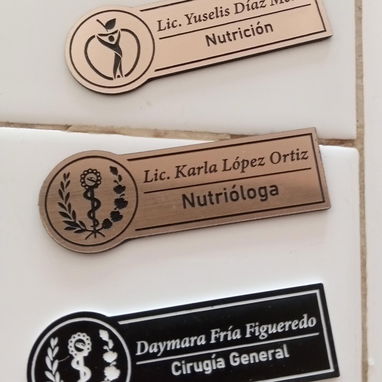 PERSONALIZADOS GAFETES PLACAS CHAPILLA DE IDENTIFICACIÓN PARA MÉDICOS PERSONAL DE LA SALUD - Img 114009307