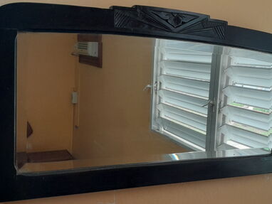 Vendo espejo de marco de madera buena - Img 64486132