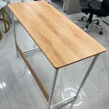 Escritorio compacto con base metálica - 2/4