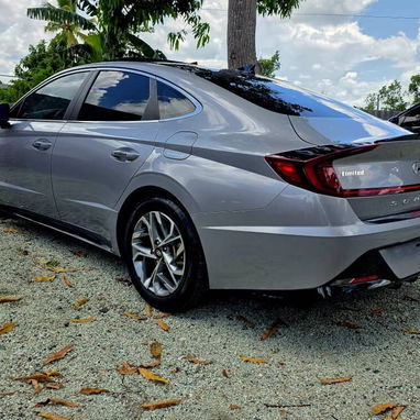 Vendo o negocio yhunday Sonata 2023 Limited con techo de crsital motor 2.5 - Img 102846207