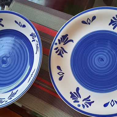 Juego de 1 Fuente onda y 1 Fuente plana, de porcelana Gibson, decorada en blanco y azul, tipo Talabera. - 3/3
