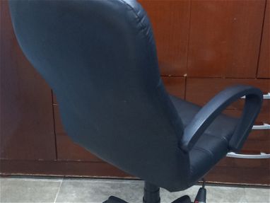 Se vende silla giratoria ejecutiva para oficina escritorio y computadora - Img main-image