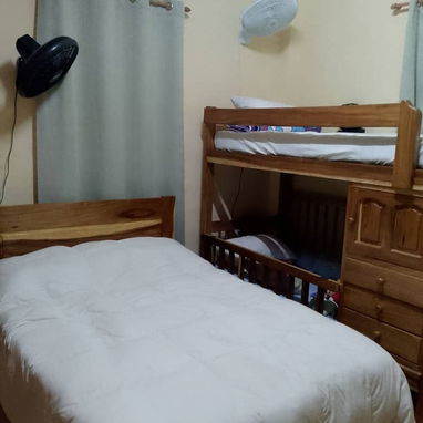 Venta de acogedor apartamento en bajos de un biplanta, 1 habitación  Reparto Modelo, Regla. - 8/10