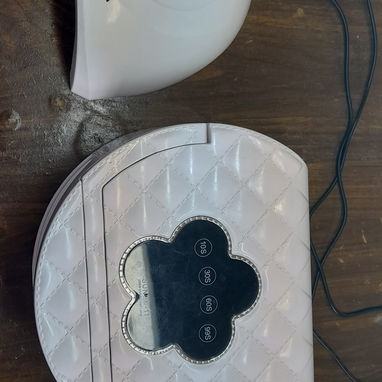 Vendo mesa de uñas tiene dos maquinas una recargable y la otra no y tiene dos lámpara de corriente nuevo vedado plaza 63 - Img 126172329