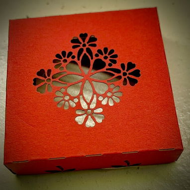 Cajas pequeñas caladas, porta velas y postales. - Img 119192498