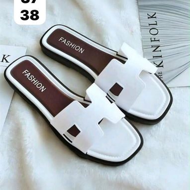 Sandalias veraniegas en color blanco y negro, números 36, 37 y 38 - 3/3