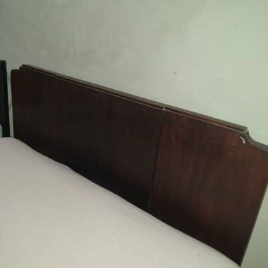 Venta de cama (sin colchón) con sus dos mesitas de noche, de estilo antiguo, de caoba - 2/5