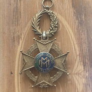 SE VENDE MEDALLA ANTIGUA PRECIO 15 USD LLAMAR AL 55588362 LA HABANA SI DA APAGADO ENVIAR SMS - Img 55243710