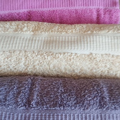3 Toallas casi nuevas, grandes, buena felpa. Mide 1,36 x 76 cm. Precio 2000 c/u. - 2/5