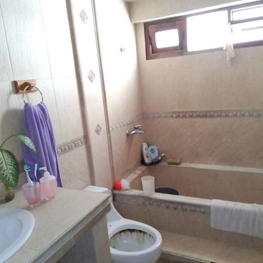 Ocasión única apto de 4 cuartos en el Vedado con valla de garaje para 2 autos y semivista al mar!! Sólo por 70.000 USD! - Img 88074477