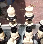 Juego de ajedrez de madera y hueso. Con la mesa y el reloj - Img 49873182