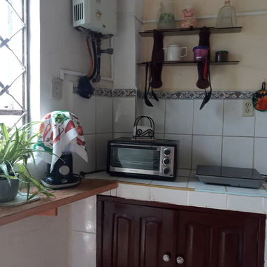 🏡✨ OPORTUNIDAD EN VENTA — LA HABANA  Isla Propiedades presenta esta acogedora vivienda independiente, ubicada en una zo - Img 122387654