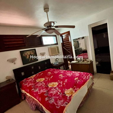 GG-170 ¡MAJESTUOSA CASA INDEPENDIENTE EN ESQUINA EN NUEVO VEDADO POR 350000! (5 CUARTOS, 5 BAÑOS, JARDÍN Y GARAJE) - 9/10
