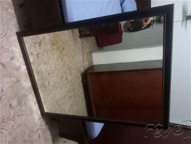 Se vende espejo de 1.08 x 0.80 enmarcado en madera - Img 68005270
