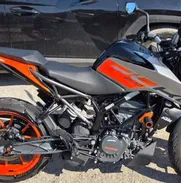 Moto KTM 200 Duke • Motor 4 tiempos  • ⁠200 CC • ⁠Gasolina  • ⁠Tanque 13 L   *COLOR :* 🟠⚫️  PRECIO : 7000 USD   Llamen - Img 49630189