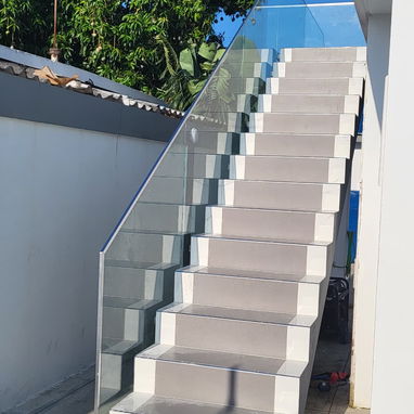 Escalera con baranda de cristal ~ Cristal al aire - Img 121866220