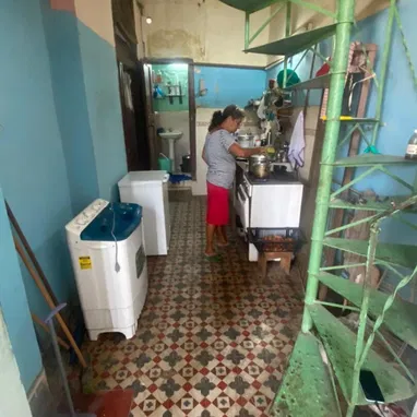 Sr vende un apartamento amplio en la Habana vieja - Img 121042350