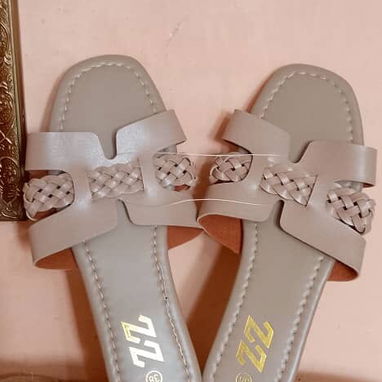 Bellas sandalias y muy cómodas para lucir con cualquier otfit - Img 117788834