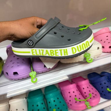 Elizabeth Dunn. Las Crocs - 3/3