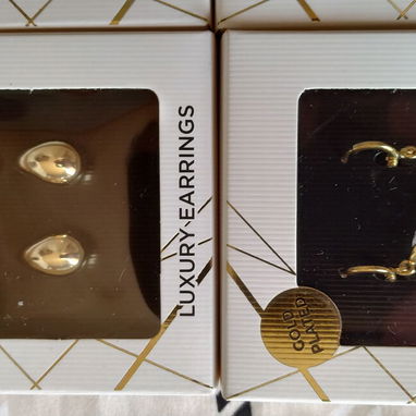 Bonitos pares de aretes chapados en oro 18, nuevos en caja. - Img 102479594