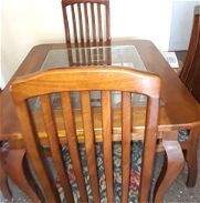 Oferta de descuento de 5% A la venta excelente juego de comedor de 4 sillas y aparador hecho de madera y cristal - Img 45895456