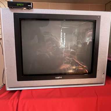 Televisor Sanyo y cajita descodificadora - 3/4