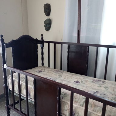 Venta de cuna de madera cedro torneada con aro para mosquitero y colchón y bastidor de muelles - Img 120414731