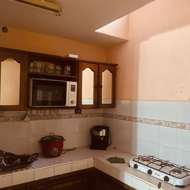 #251 INVERSIÓN Y VIVIENDA 10 DE OCTUBRE Casa de 3 niveles puerta Calle espacio de garaje (carro pequeño) 5 apartam, gas - 8/10