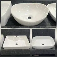 Tazas monolíticas y lavamanos sobre encimera - Img 53896103